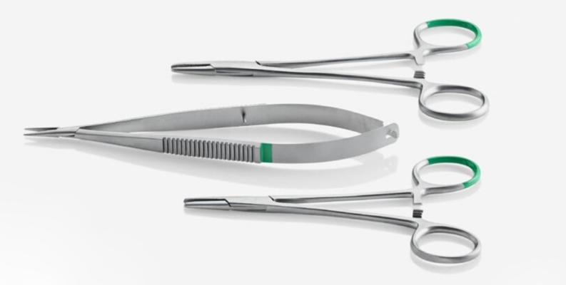 Healthcare professionals using single-use Amois instruments in sterile surgery