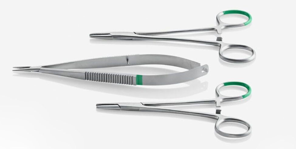 Healthcare professionals using single-use Amois instruments in sterile surgery